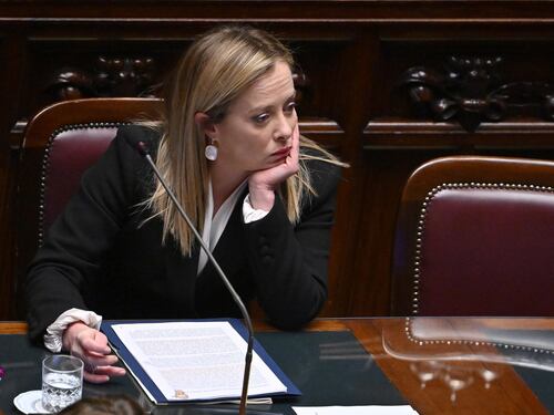 "Solidarietà? Non ai cinici schiavisti". Dai migranti all'energia, il piano Meloni