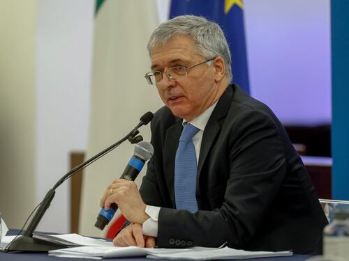 I sindacati all'attacco: Tagliare ora è un'offesa