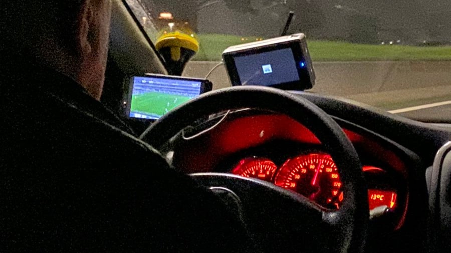Il tassista di Fiumicino ora si difende: "Ha preso a cazzotti la mia auto"