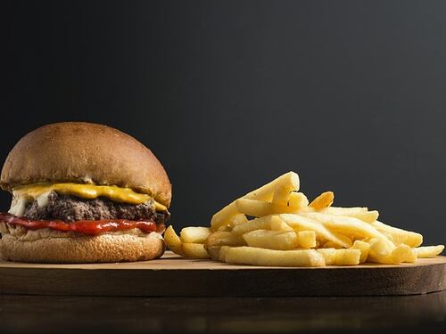 Malattie autoimmuni, scoperta la connessione con il fast food