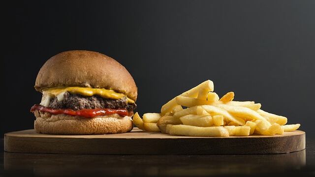 Malattie autoimmuni, scoperta la connessione con il fast food
