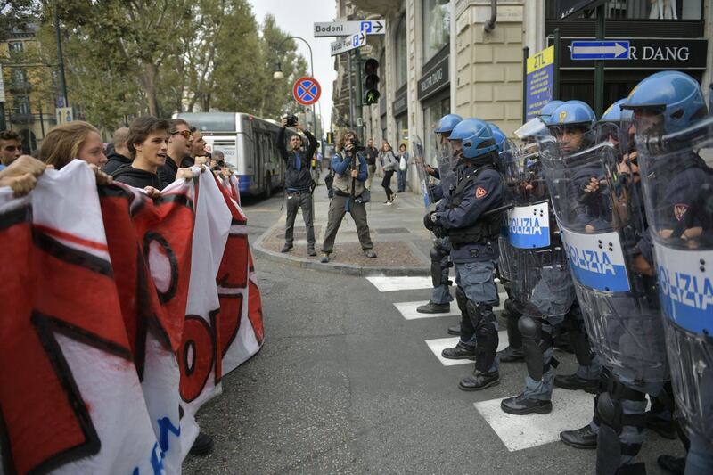 Scontri tra manifestanti e polizia a Torino 5