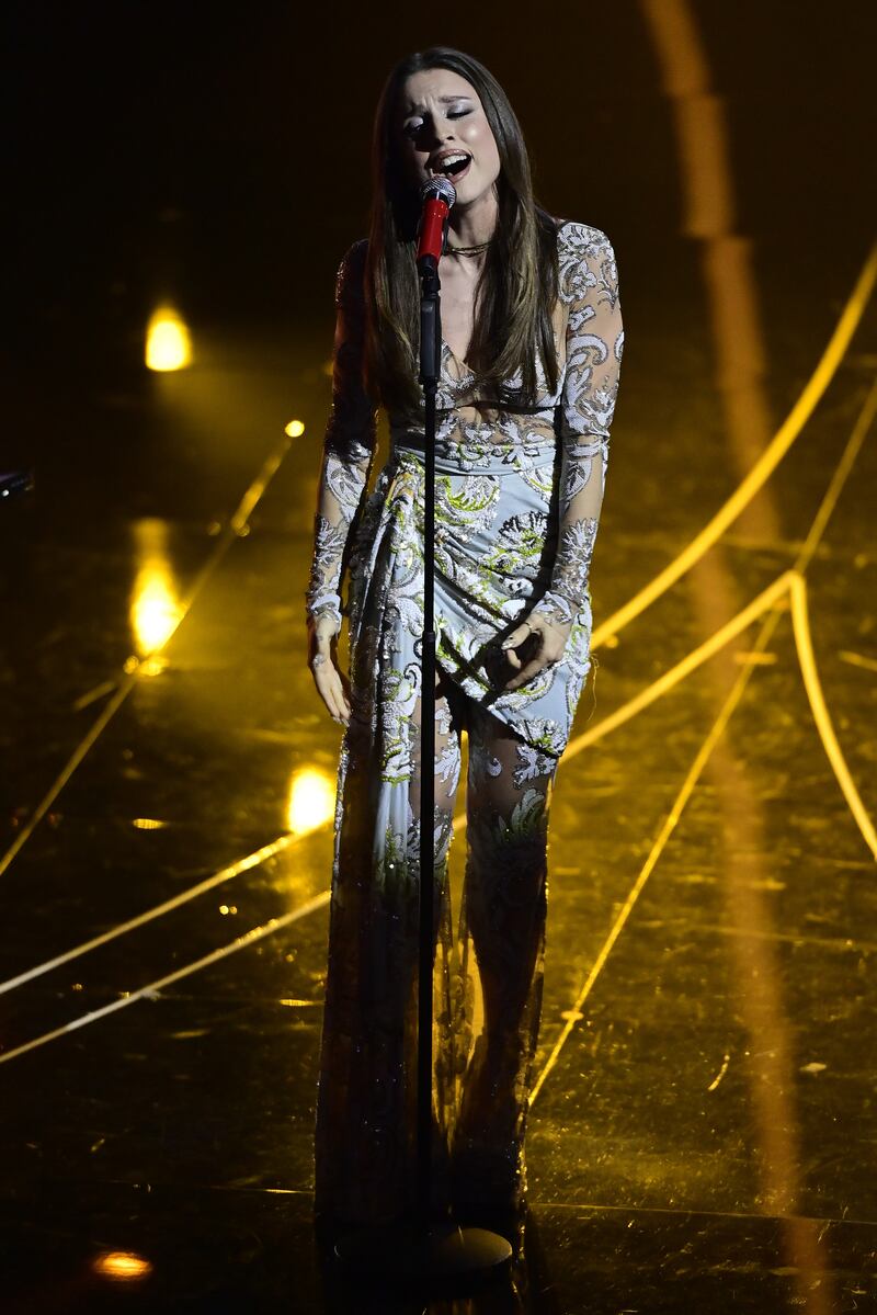 Sanremo 2024: ecco il look della quarta serata del Festival di Angelina Mango 8
