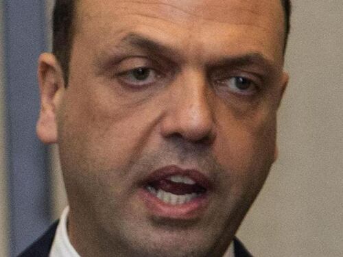 Alfano trema per i sondaggi e fa la voce grossa