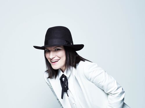 Pausini ricanta i suoi successi: "I miei concerti come a teatro"