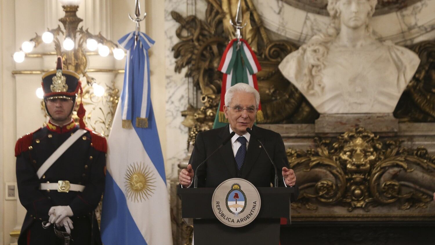 Mattarella: "I migranti sono una risorsa". E Salvini: "Complice dell'invasione"
