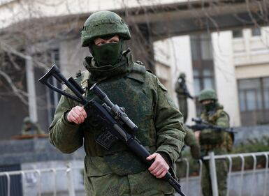 I soldati pattugliano la capitale della Crimea 11