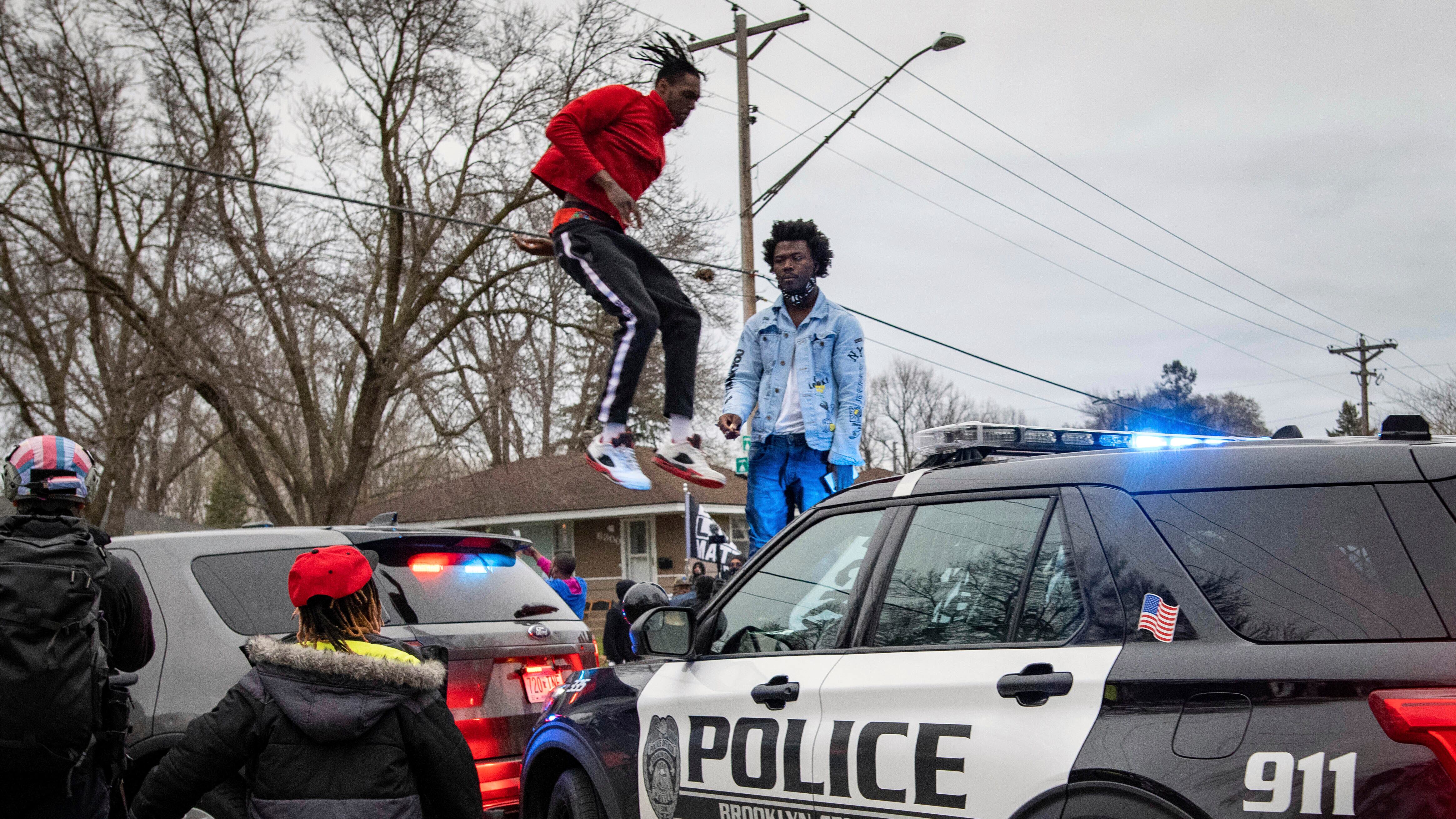 Minneapolis (e Usa) in fiamme. Via agente e capo della polizia