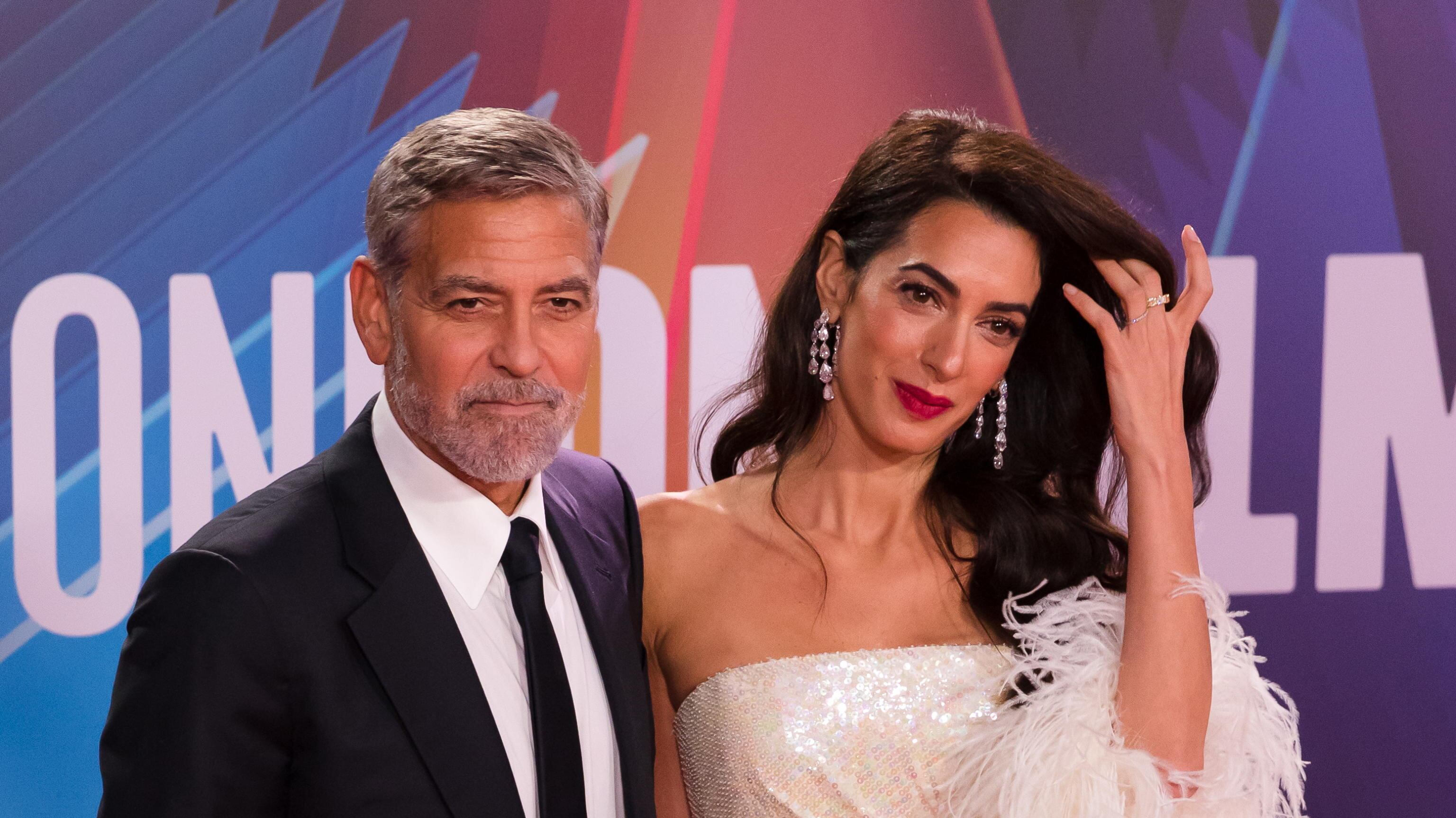 La moglie di Clooney nel pool sui crimini