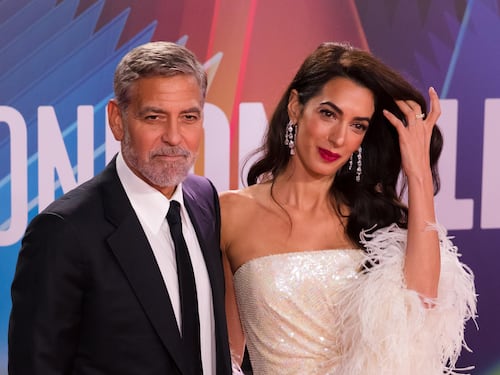 La moglie di Clooney nel pool sui crimini