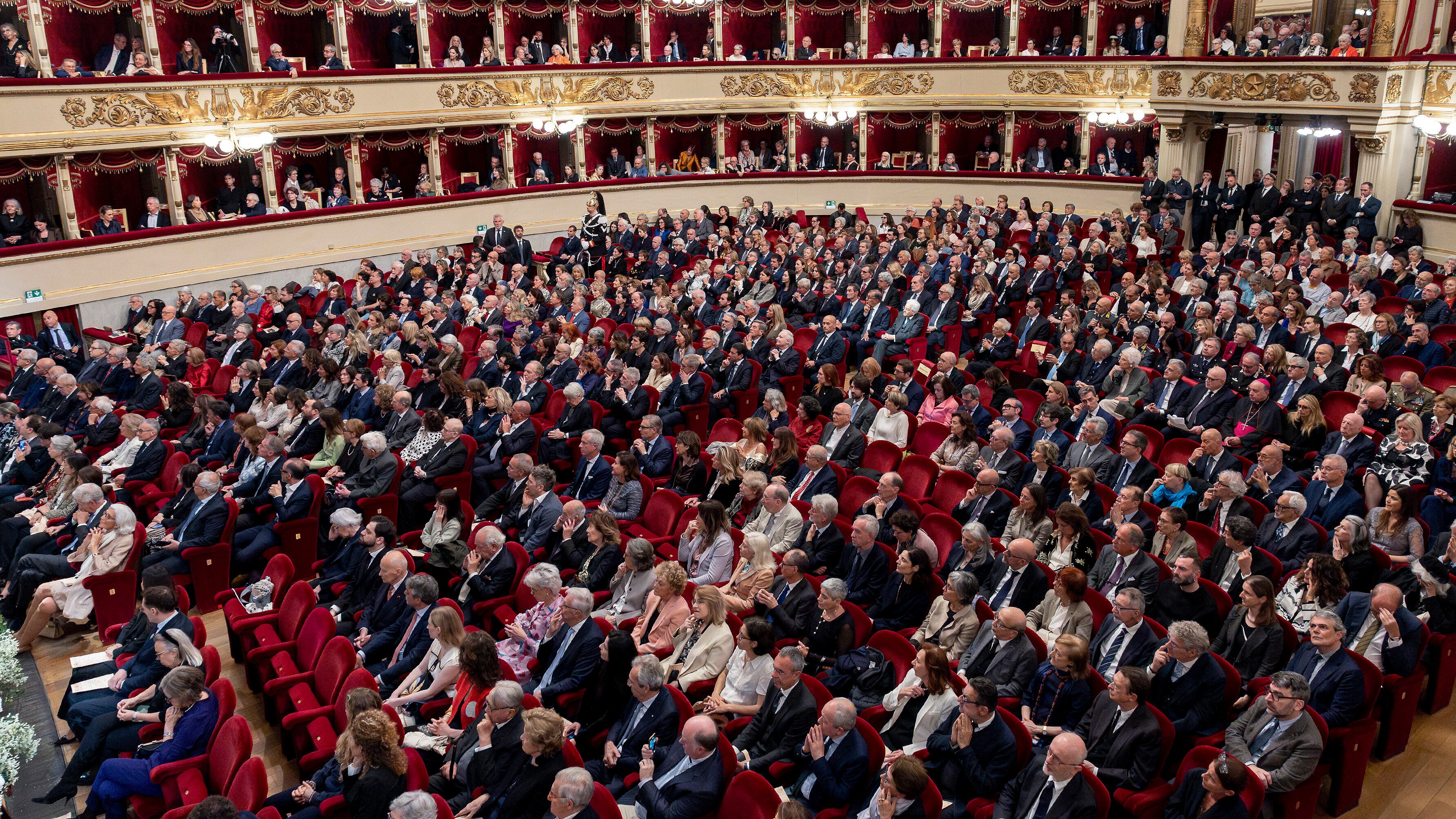 La Scala di Toscanini celebra con applausi Mattarella in platea