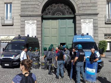 Napoli, attivisti di "Magnammece o Pesone" occupano il Comune 4