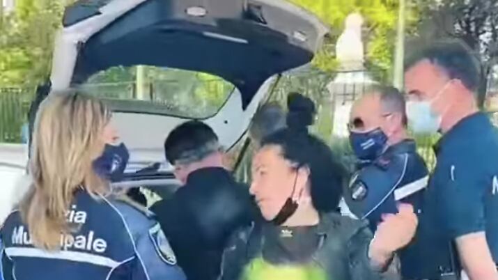 "Li vedete i Power Rangers?". Così l'influencer deride i vigili: il video choc