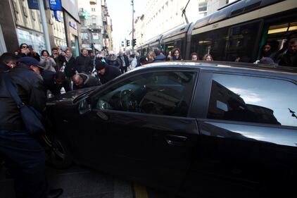 Auto blocca tram, la gente la sposta con forza 11