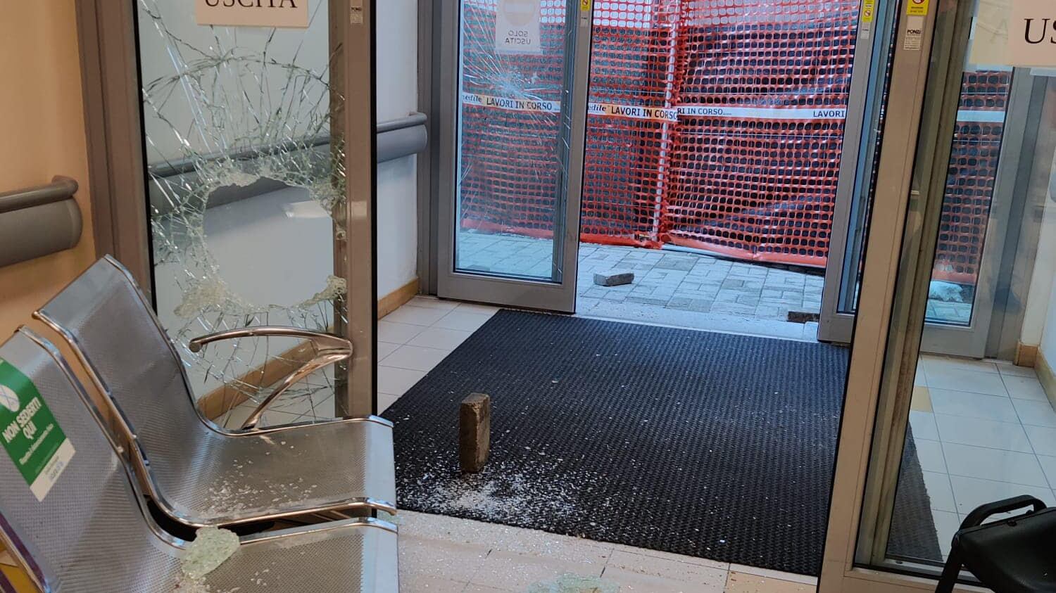 Minaccia gli infermieri e devasta il pronto soccorso: la furia dello straniero