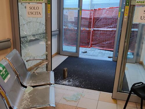 Minaccia gli infermieri e devasta il pronto soccorso: la furia dello straniero