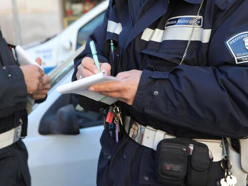 Il sindaco Pd guida brillo l'auto del Comune: multa