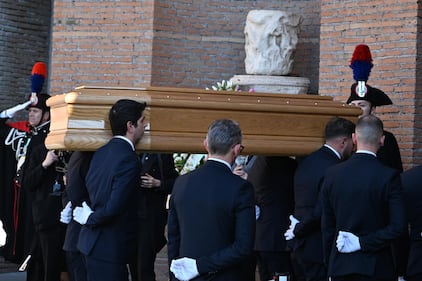 ddio a Valentino: Roma si ferma per l’ultimo saluto al re della moda, tra vip e istituzioni 1