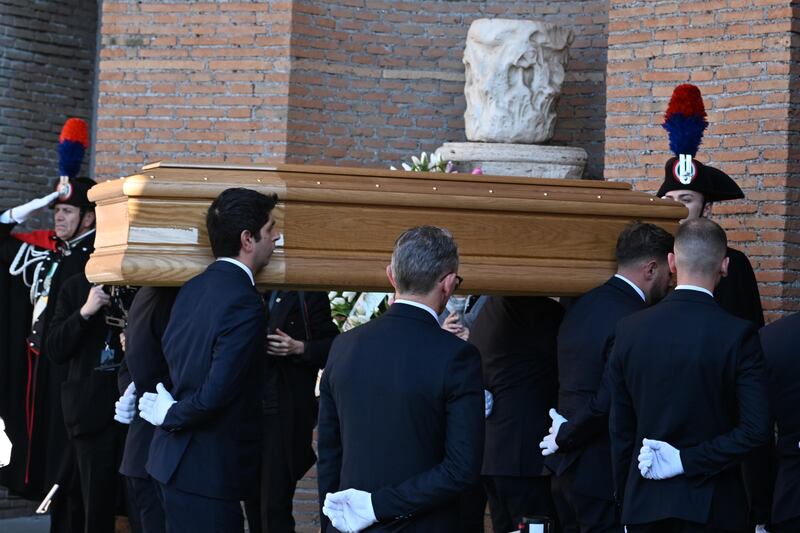 ddio a Valentino: Roma si ferma per l’ultimo saluto al re della moda, tra vip e istituzioni 1