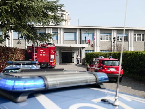 Malori e difficoltà a respirare: evacuata una scuola media di Milano