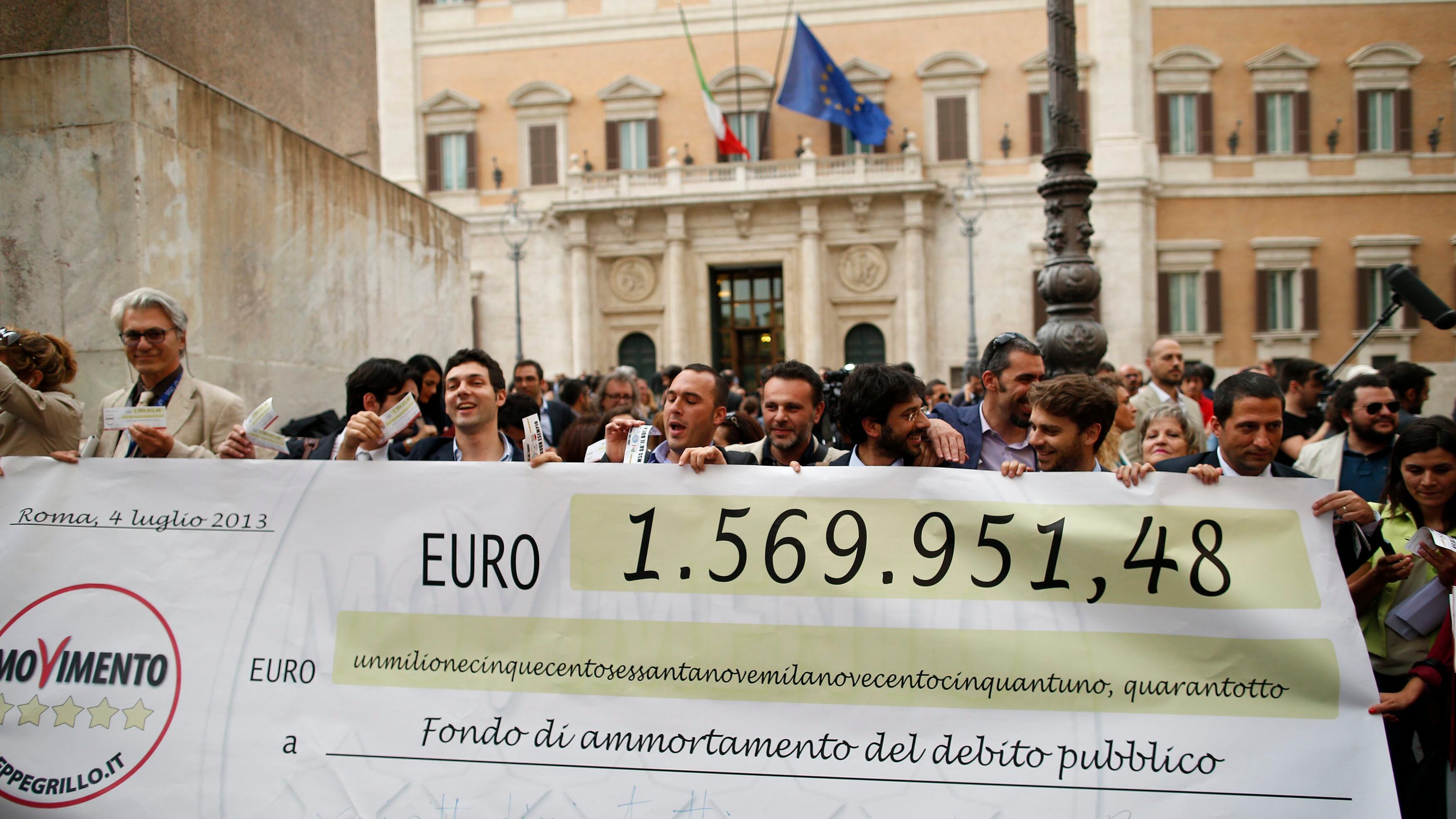 Grillo restituisce i soldi ma la piazza resta vuota