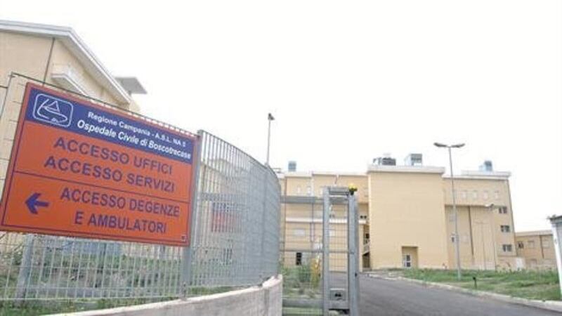 Pugni e calci alla madre che gli nega i soldi per la droga