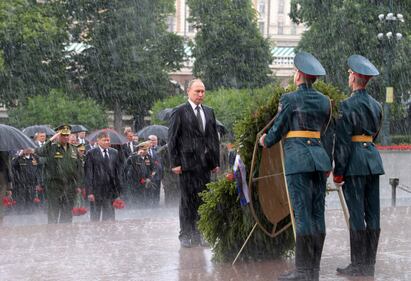 Pioggia battente su Putin: resta impassibile 4