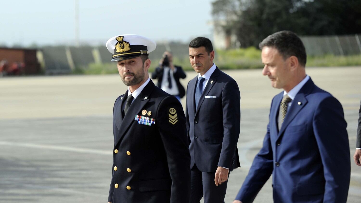 Figuraccia di Renzi sul 2 giugno "Girone con noi". E fa dietrofront