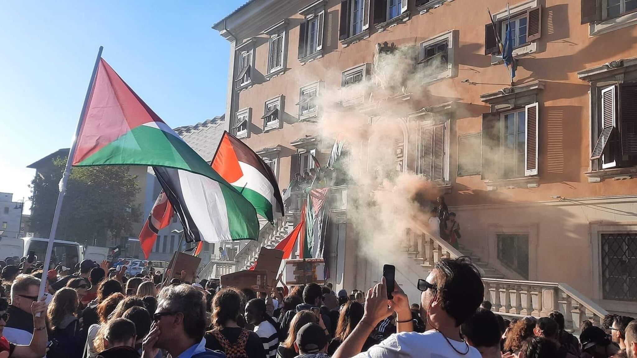Bandiera palestinese sul municipio: l'ennesimo provocazione della sinistra ad Israele