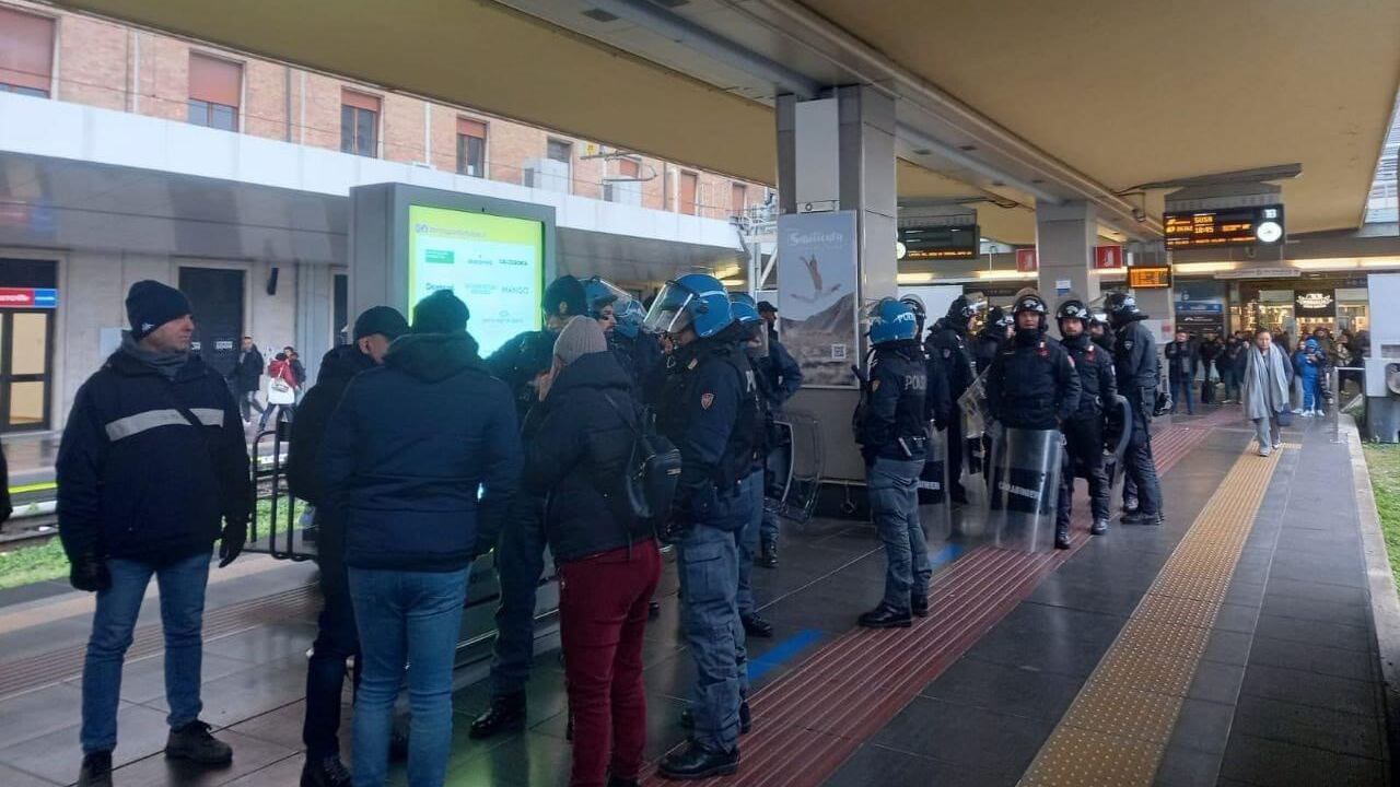 Scontri tra polizia e No Tav: feriti due agenti a Torino