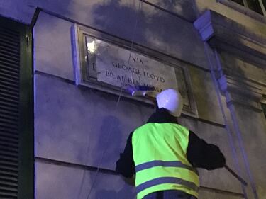 Il blitz anti razzista a Roma, vernice sulla statua del generale "colonialista" 4