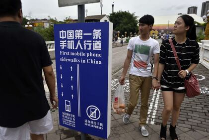 In Cina la prima corsia preferenziale per cellulari 6
