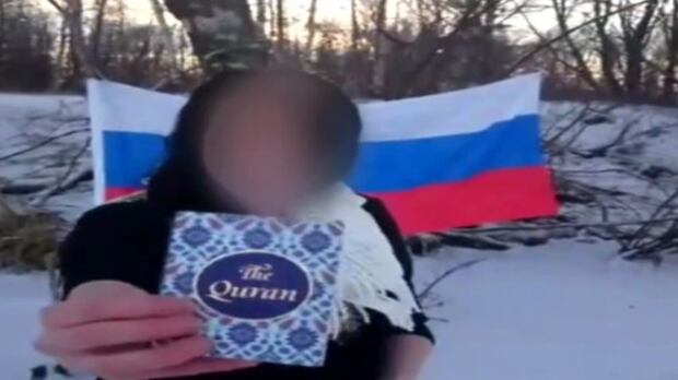Brucia e urina sul Corano in un video: "Islamici tutti parassiti"