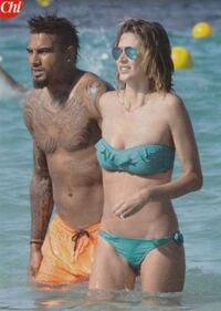 Satta super sexy in vacanza con Boateng 4