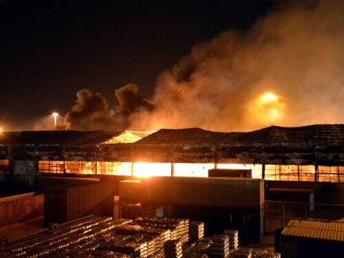 Ancona, incubo di fuoco. Maxi incendio al porto e nube nera sulla città