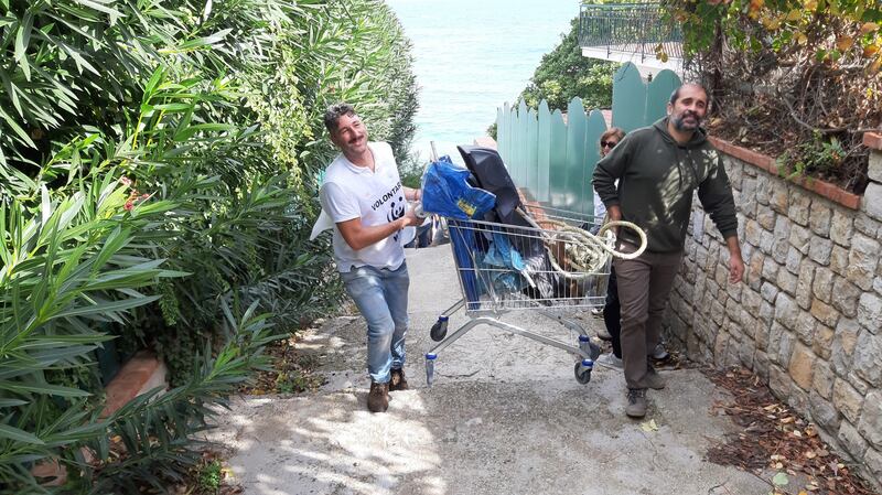Una spiaggia piena di plastica affoga Santa Flavia 7