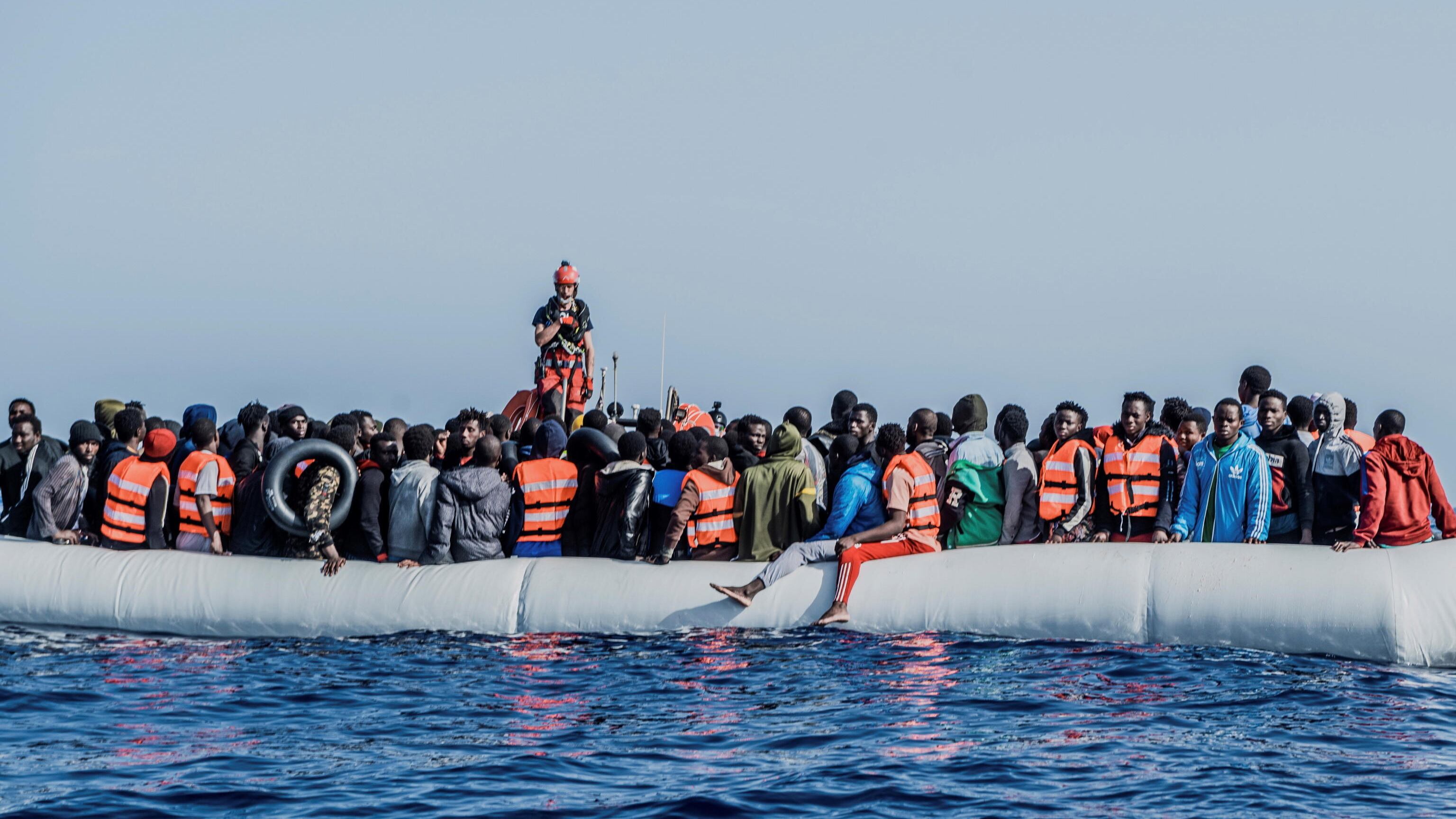 Caos migranti: hotspot al collasso, le ong ne portano altri 1.000