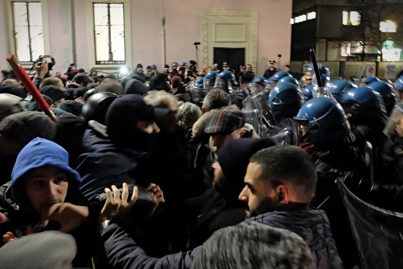 Milano, tensioni al convegno sulle foibe 16