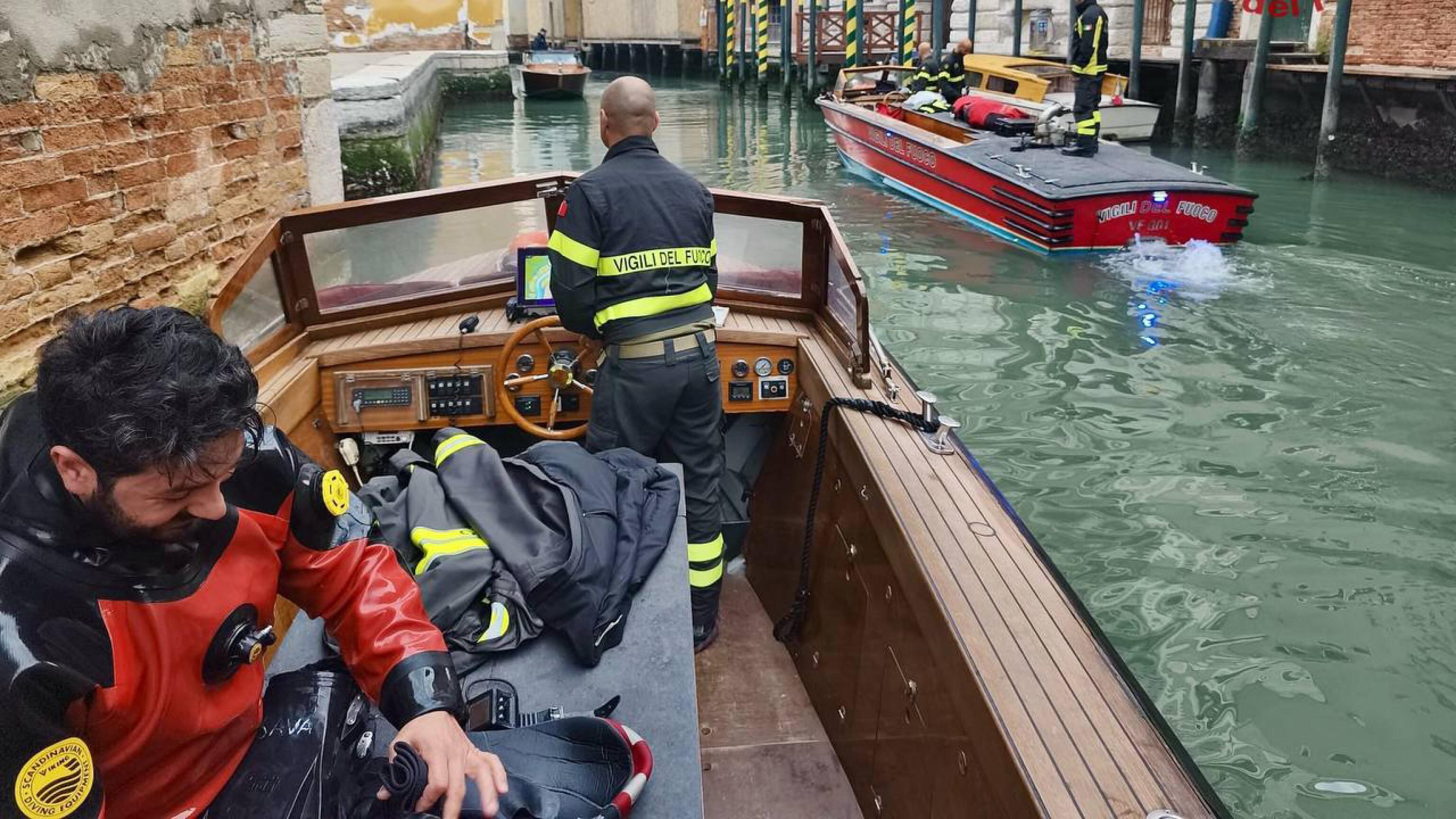 Venezia, cade nel rio all'alba e muore annegato: due ragazzi si tuffano per salvarlo