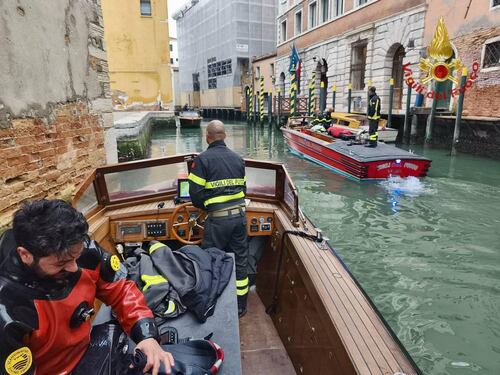 Venezia, cade nel rio all'alba e muore annegato: due ragazzi si tuffano per salvarlo