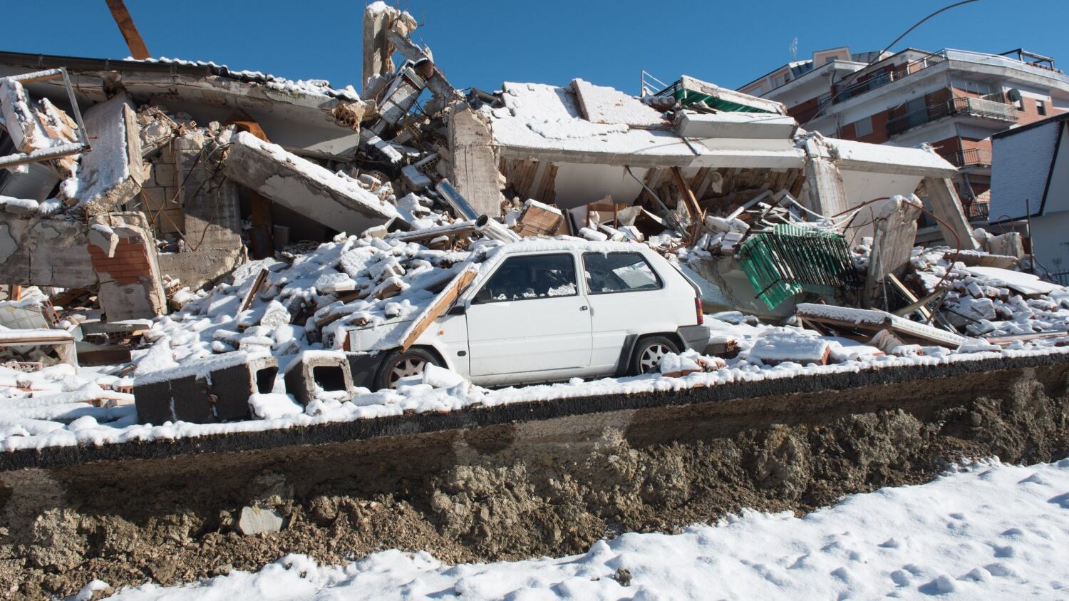 Terremotato rinuncia ala casetta per cederla ad una anziana