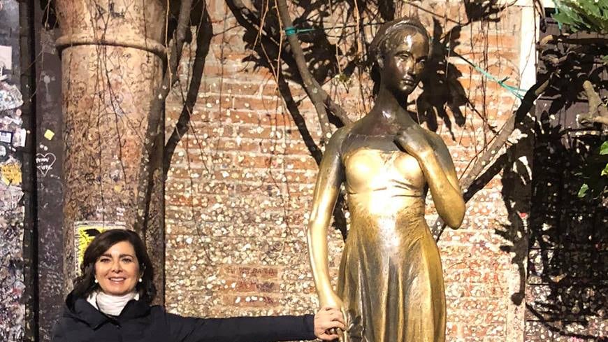 Congresso delle famiglie, femministe in piazza: foto della Boldrini col simbolo del Medioevo