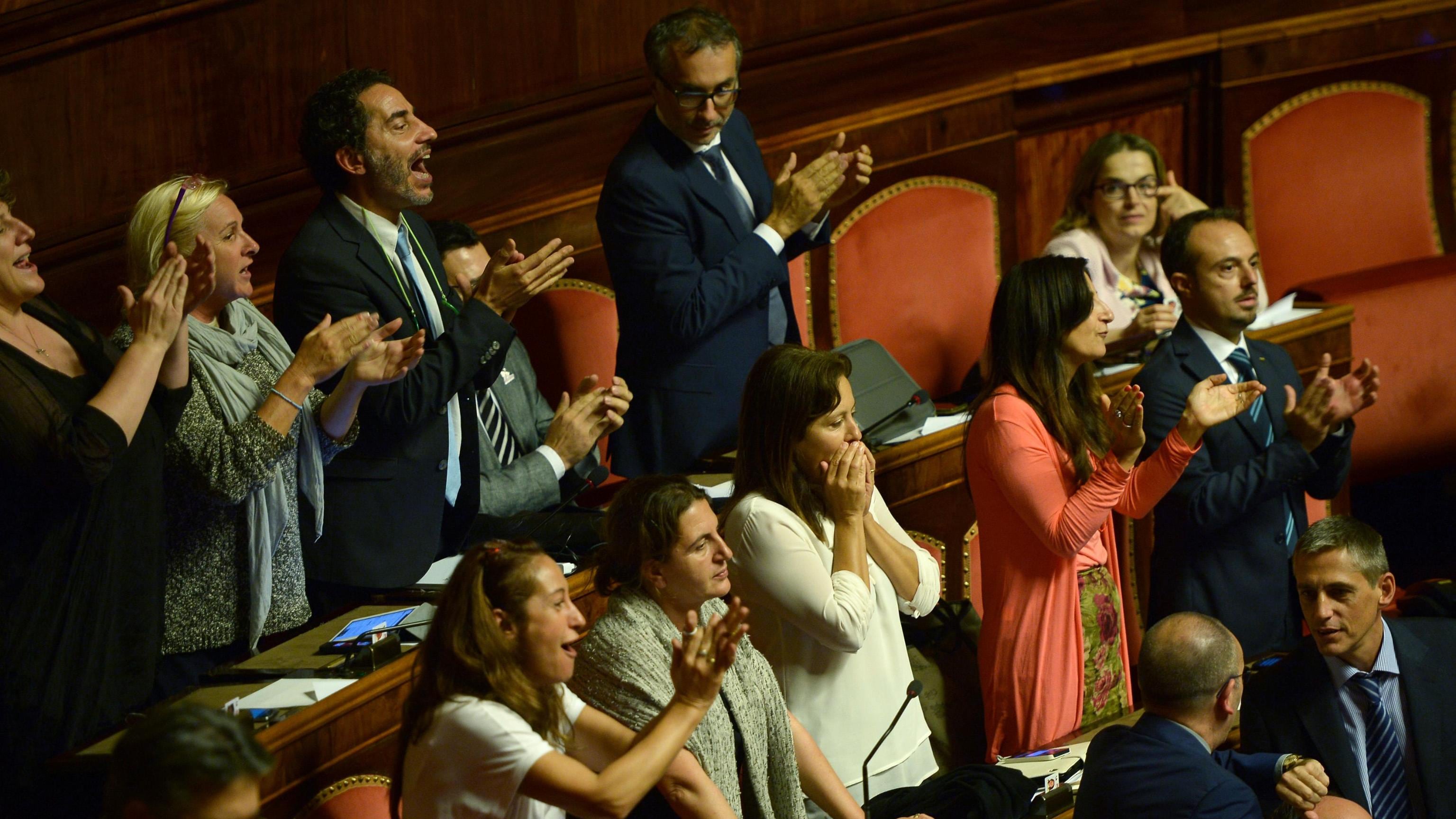 I grillini diventano romani e si tengono soldi e poltrona