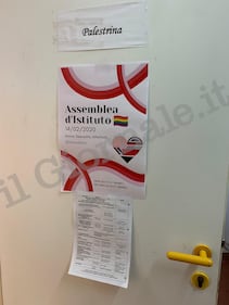 I cartelli al liceo Laura Bassi durante l'assemblea di istituto 2