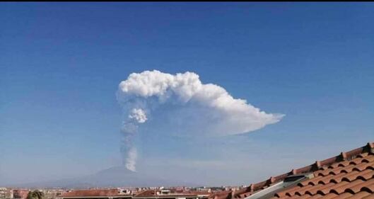 La "fiamma" dell'Etna 1