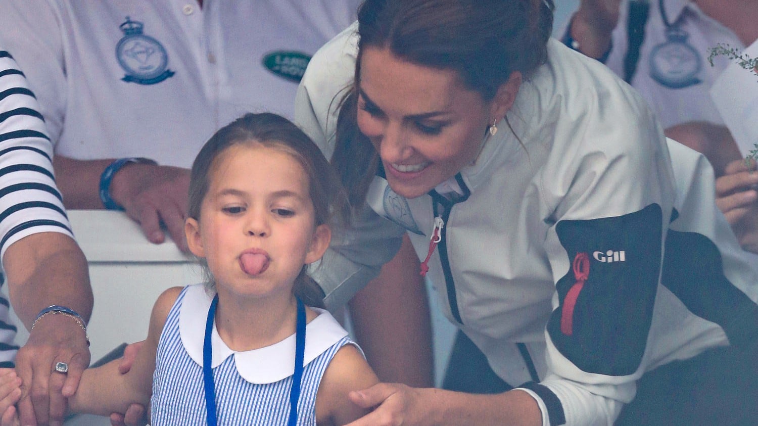 La Principessa Charlotte fa la linguaccia alla regata benefica