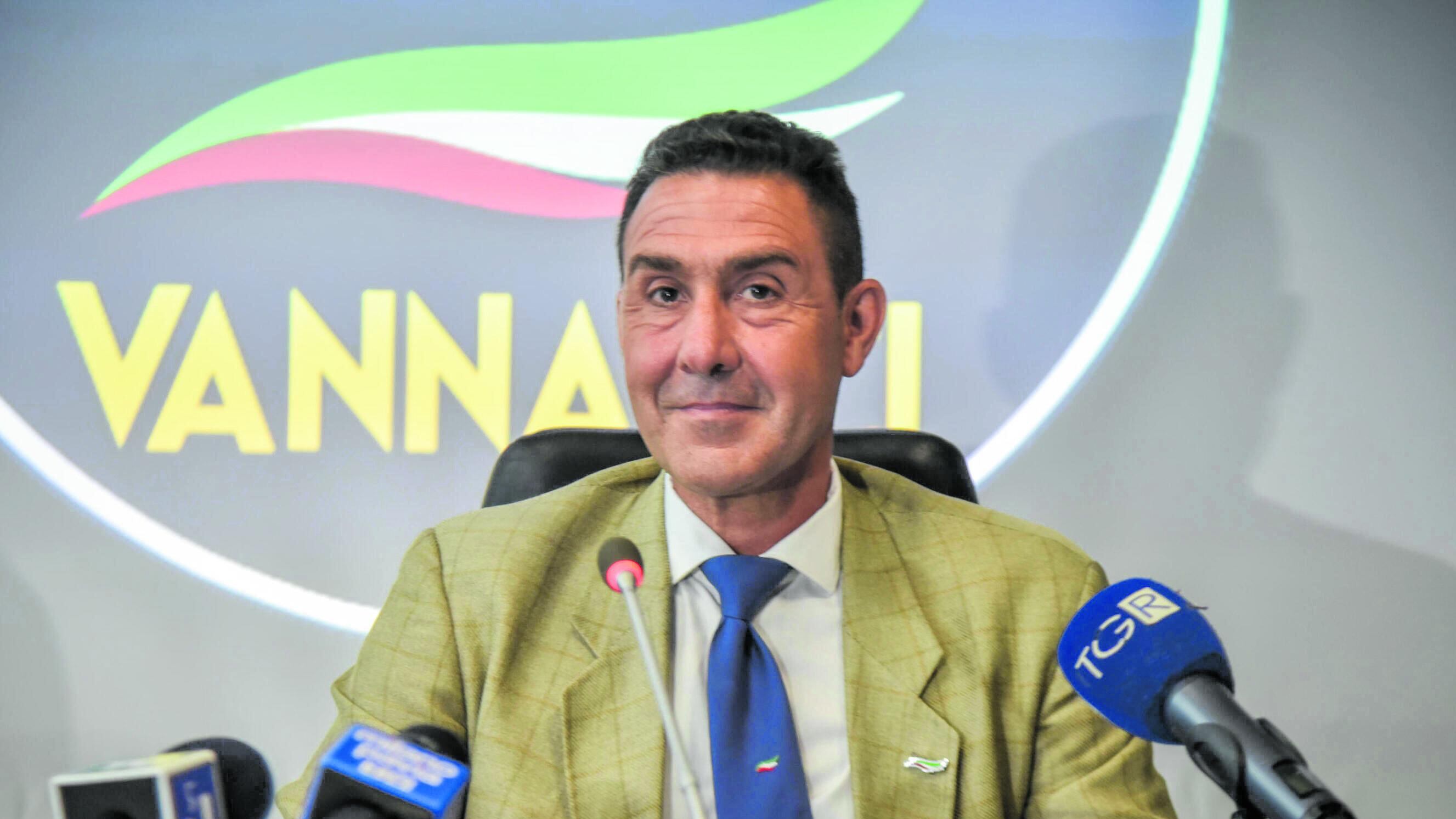 Vannacci schiera le sue truppe al Pirellone. E pensa già a un candidato sindaco per Milano