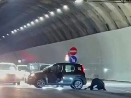 Si azzuffano fuori dalla galleria, nessuno interviene