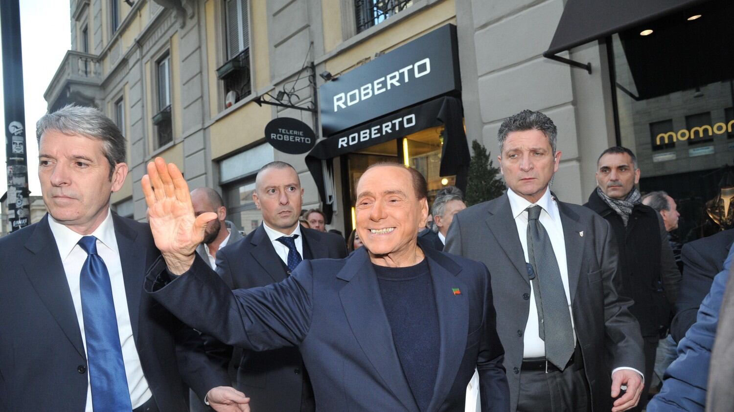 Le Monde rettifica: "Infondate le accuse contro Berlusconi e Fininvest"