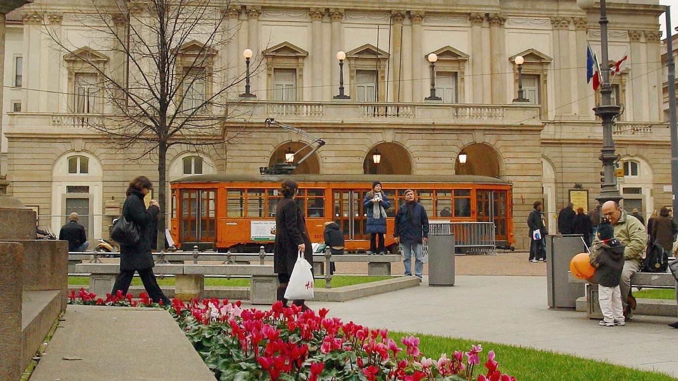 Pisapia bacchettato su piazza Castello